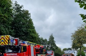 Feuerwehr Wenden: FW Wenden: Brand und mehrere Verletzte bei Grillunfall auf dem Schützenplatz in Hillmicke - Herbstübung der Jugendfeuerwehr