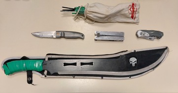 Bundespolizeiinspektion Dresden: BPOLI DD: Mann mit Machete und Drogen in Einkaufsmarkt am Bahnhof Dresden-Neustadt festgestellt