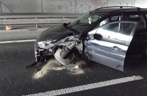 Feuerwehr Dortmund: FW-DO: Verkehrsunfall mit zwei Fahrzeugen auf der A2 Ersthelfer unterstützten bei der Rettung