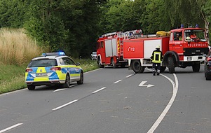 Polizeiinspektion Hameln-Pyrmont/Holzminden: POL-HM: Pkw prallt bei Bäntorf gegen Baum - B442 gesperrt - Rettungshubschrauber im Einsatz