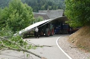 Polizeipr&auml;sidium Freiburg: POL-FR: M&uuml;llheim: Schwertransport verunfallt mit Rotorblatt einer Windkraftanlage