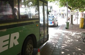 Polizeiinspektion Hameln-Pyrmont/Holzminden: POL-HOL: Holzminden: Bushaltestelle Haarmannplatz: Fußgängerin von Linienbus erfasst - 81-jährige Fußgängerin schwer verletzt / Zeugen gesucht -