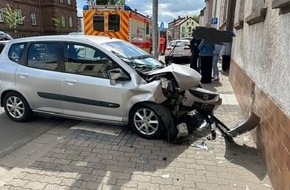 Polizeiinspektion Zweibr&uuml;cken: POL-PIZW: Gaspedal durchgetreten und gegen Hauswand gefahren-Drei Verletzte
