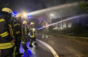Feuerwehr Leverkusen: FW-LEV: Brand zerstört Großbäckerei in Leverkusen Quettingen