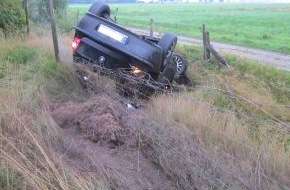 Polizeiinspektion Cuxhaven: POL-CUX: Pkw in Wildschutzzaun "gefangen" + Radlerin angefahren und geflüchtet - 40-Jährige leicht verletzt u.a.