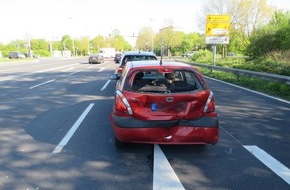 Polizei Mettmann: POL-ME: Betrunkener Autofahrer flüchtet mit Taxi vom Unfallort - Hilden - 220471
