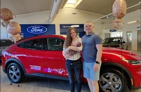 Ford-Werke GmbH: Mama bringt Baby im vollelektrischen Ford Mustang Mach-E zur Welt