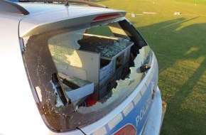 Polizei Düren: POL-DN: Hambacher Forst: Streifenwagen wurde erheblich beschädigt