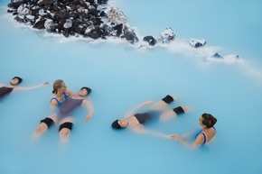 The Retreat at Blue Lagoon Iceland: Midnight Floating zum 30-jährigen Jubiläum der Blauen Lagune