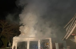 Feuerwehr Hüllhorst: FW Hüllhorst: Brennholzstapel in Flammen - Schwierige Brandbekämpfung