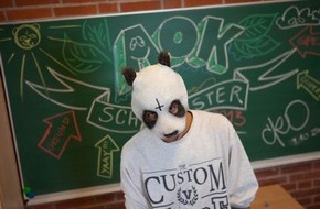 AOK-Bundesverband: MITMACHEN IST SO "EASY": Online-Quiz des AOK-Schulmeister 2013 gestartet - Siegerschule gewinnt Exklusiv-Konzert mit Cro (BILD)