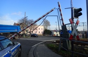 Polizeidirektion Bad Kreuznach: POL-PDKH: Rotlicht am Bahnübergang missachtet