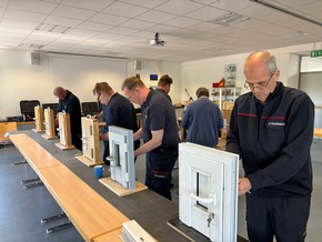 FW Weinheim: Feuerwehr Weinheim baut Kompetenz bei T&uuml;r&ouml;ffnungen weiter aus