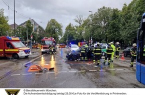 Feuerwehr München: FW-M: Linienbus gegen Pkw (Ludwigsvorstadt)