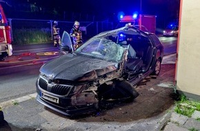 Feuerwehr Essen: FW-E: Automatisches Notrufsystem meldet schweren Verkehrsunfall - Person aus PKW befreit