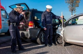 Polizei Mettmann: POL-ME: Drei Fahrzeuge bei Verkehrsunfall beschädigt - Hilden - 2111051