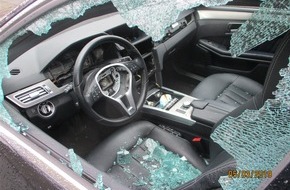 Polizei Hagen: POL-HA: Auto in Altenhagen aufgebrochen
