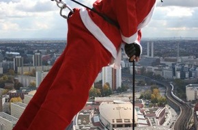 Jochen Schweizer GmbH: Adrenalin-Kick am Wochenende: Nikolaus House Running in Zürich / Vom Dach des Marriott Hotels in die Tiefe spazieren