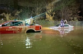 Feuerwehr Essen: FW-E: Überflutete Senke stoppt Limousine - Feuerwehr im Einsatz am Hafenstadion