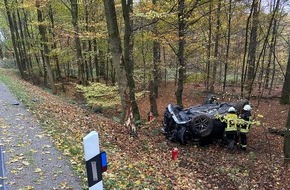 Polizeiinspektion Northeim: POL-NOM: PKW überschlägt sich bei Verkehrsunfall - Fahrer wird leicht verletzt