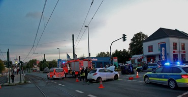 Feuerwehr Essen: FW-E: Verkehrsunfall mit zwei PKW, zwei Verletzte