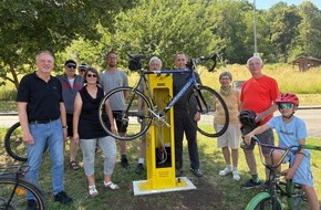 ADAC Hessen-Th&uuml;ringen e.V.: Erste Hilfe f&uuml;r Zweir&auml;der - ADAC installiert Radservice-Station in Mittenaar