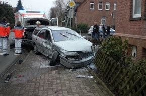 Polizeiinspektion Nienburg / Schaumburg: POL-STH: Hoher Sachschaden bei Einsatzfahrt