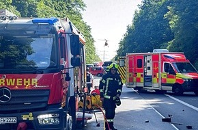 Feuerwehr Bergheim: FW Bergheim: Zwei Verletzte nach Verkehrsunfall auf Bundesstra&szlig;e 477 bei Bergheim Frontalzusammensto&szlig; zwischen zwei PKW