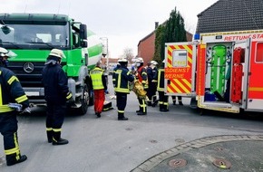 Freiwillige Feuerwehr Werne: FW-WRN: TH_PERSON_KLEMMT - LZ1 - Person von LKW überfahren, Person liegt noch unter dem LKW