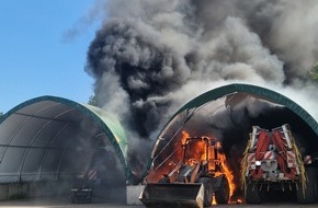 Polizeiinspektion Delmenhorst / Oldenburg - Land / Wesermarsch: POL-DEL: Landkreis Oldenburg: Brand in Maschinenhalle in Hude ++ zwei Radlader komplett zerstört ++ Ermittlungen zur Brandursache dauern an
