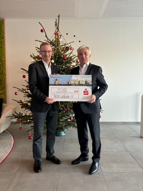 Spenden statt Karten: Sparkasse KölnBonn unterstützt soziale Projekte mit 180.000 Euro