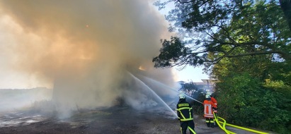 POL-STD: Großfeuer in Wischhafen - 160 Feuerwehrleute im Einsatz