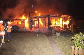 Polizeiinspektion Nienburg / Schaumburg: POL-NI: Wochenendhaus vollstaendig ausgebrannt - Bild zum Downloaden anbei -