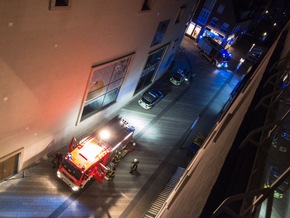 FW-RE: Kabelbrand in Restaurant - Brandrauch zieht in Hotel