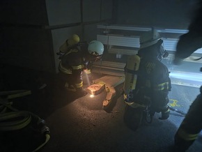 FW-AR: Löschzug Bruchhausen/Niedereimer trainiert Ernstfall mit Betriebsfeuerwehr