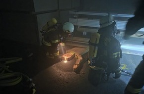 Feuerwehr der Stadt Arnsberg: FW-AR: Löschzug Bruchhausen/Niedereimer trainiert Ernstfall mit Betriebsfeuerwehr