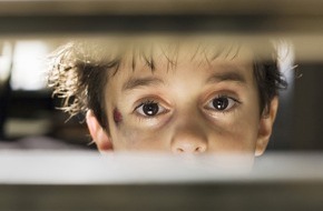 KiKA - Der Kinderkanal ARD/ZDF: Weitere "KRIMI.DE"-Premiere aus Erfurt am 10. November / Die Folge "Nebenan" thematisiert Vernachlässigung im häuslichen Umfeld