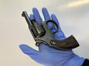 ZOLL-H: ZOLL stellt in Bremen illegale Schusswaffen sicher/Verdacht des illegalen Zigarettenhandels von mehr als 1,2 Millionen Zigaretten und einem Steuerschaden von über 200.000 Euro