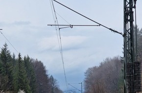 Bundespolizeidirektion München: Bundespolizeidirektion München: Zug kollidiert mit Baum / Oberleitung setzt Unfallzug unter Strom