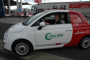 Philipp Rösler besucht Linde MH auf der Hannover Messe / Die Experten für Elektromobilität begeistern mit vielfältigen Möglichkeiten (BILD)