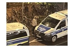 Bundespolizeiinspektion Flensburg: BPOL-FL: NMS - Mann pinkelt gegen Dienst KFZ und flüchtet