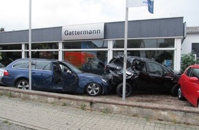 Polizeiinspektion Hameln-Pyrmont/Holzminden: POL-HOL: Bevern - Holzmindener Straße: Spektakulärer Unfall mit einem Gesamtschaden von über 100.000,-- EUR - Fünf Fahrzeuge mit Totalschaden / Unfallfahrer leicht verletzt -