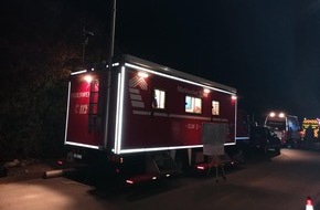 Feuerwehr Plettenberg: FW-PL: Plettenberger Feuerwehr unterstützt mit mehreren Einheiten bei Großbrand in Neuenrade