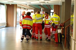 FW-AR: ABC-Großlage am Berufskolleg erfordert Einsatz von Feuerwehr und Rettungsdienst