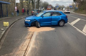 Polizei Mettmann: POL-ME: Hoher Sachschaden bei Verkehrsunfall - Mettmann - 2203092