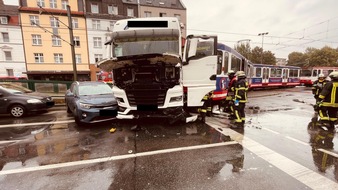 Feuerwehr Dortmund: FW-DO: Verkehrsunfall zwischen Straßenbahn und Sattelauflieger auf großer Kreuzung