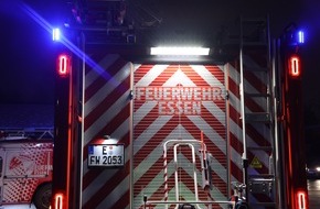 Feuerwehr Essen: FW-E: Holzschredder im Essener Stadthafen in Vollbrand - Brand schnell einged&auml;mmt