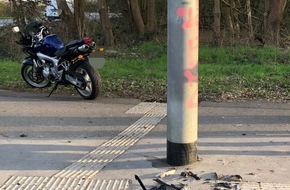 Polizei Mettmann: POL-ME: Motorradfahrer bei Alleinunfall schwer verletzt - Monheim - 2103121