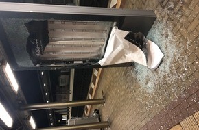 Bundespolizeiinspektion Magdeburg: BPOLI MD: Werbetafel im Hauptbahnhof Naumburg entglast - Zeugenaufruf