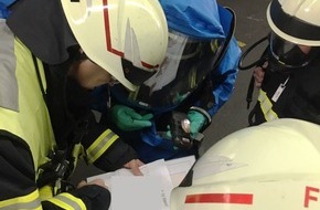 Feuerwehr Plettenberg: FW-PL: OT-Köbbinghauser Hammer. Schwelbrand in Werkstofflabor sorgt für Gefahrstoffeinsatz